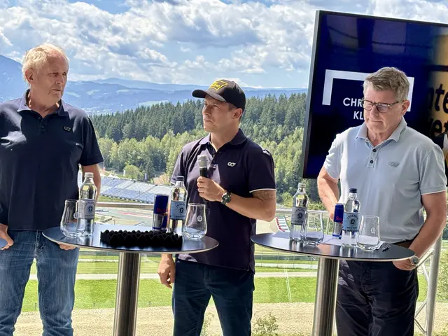 Christian Klien (Mitte) war am Red Bull Ring zu Gast. MeinBezirk hat den Motorsportexperten zu Max Verstappen befragt.