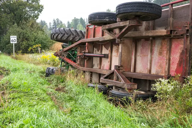 Der Traktor sei seitlich zum Liegen gekommen. (Symbolfoto) | Foto: stock.adobe.com/at/Ken