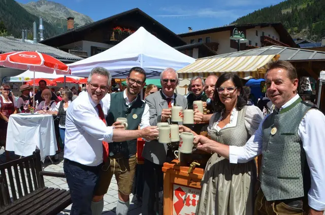 Landtagspräsident Andreas Scherwitzl, Landesrat Sebastian Schuschnig, Bürgermeister Günther Novak, Nationalparkreferentin Marika Lagger-Pöllinger sowie Landtagsabgeordneter und Klubobmann Erwin Angerer beim Bieranstich in Mallnitz | Foto: Gemeinde Mallnitz