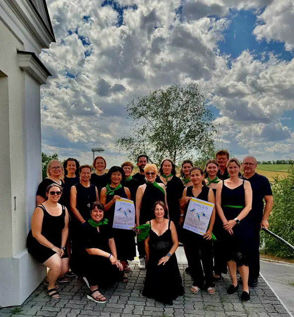 Gemeinsam statt allein: Der Chor 2:gether lädt zum Mitsingen mit traumhafter Aussicht am Bernhardsthaler Landschaftsteich ein. | Foto: Schultes