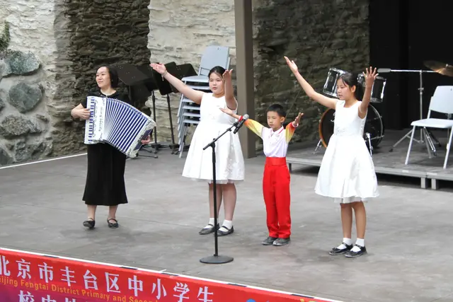 Mit "Edelweiss" - aus The Sound of Music - überraschten die Gäste aus China.  | Foto: Peter Seper