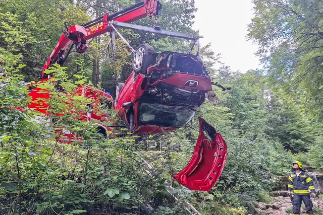 Mittels Kran wurde der völlig deformierte Pkw geborgen. | Foto: FF Bad Goisern