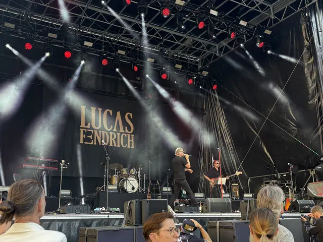 Lucas Fendrich sorgte als Support-Act für einen stimmgewaltigen Auftakt des Abends. | Foto: MeinBezirk/Astrid Moder
