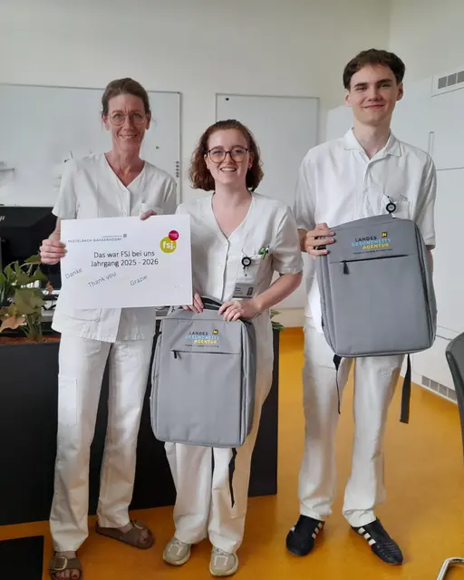 Blick hinter die Kulissen: Im Freiwilligen Sozialen Jahr lernten die jungen Erwachsenen den Klinikalltag kennen und unterstützten die Teams vor Ort. | Foto: LGA 