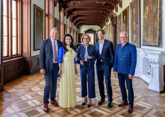 Bei der Eröffnung des Museum Schloss Prugg in Bruck an der Leitha: Landeshauptfrau Johanna Mikl-Leitner mit (v.l.) Landtagsabgeordneter Otto Auer, Saba und Ernst-Heinrich Harrach sowie Bürgermeister Gerhard Weil | Foto: NLK Filzwieser