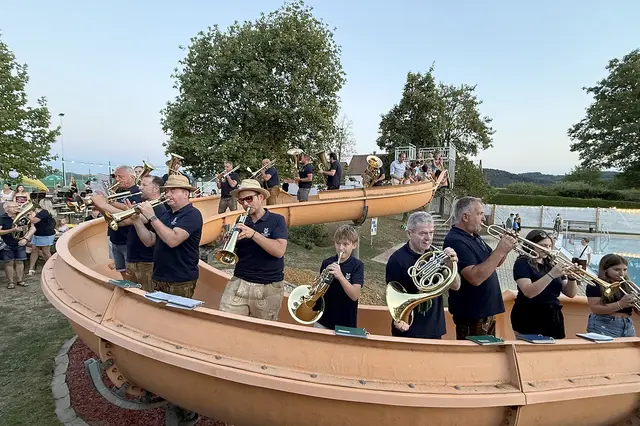 Der Musikverein Söchau begeisterte mit einer Showeinlage beim Sommernachtsfest im Freibad des Kräuterdorfs.  | Foto: Stadtgemeinde Fürstenfeld