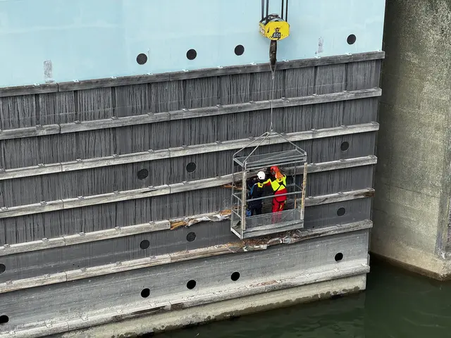 Beim Donaukraftwerk Freudenau haben Arbeiten nach dem Unfall mit einem Flusskreuzfahrtschiff begonnen. | Foto: Verbund AG