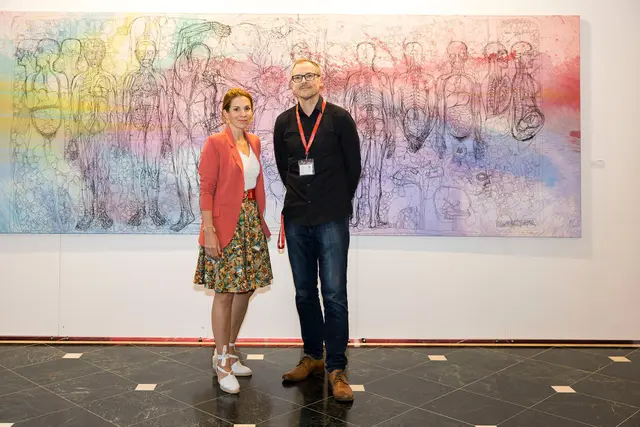 Kunstmessen-Initiator Christopher Lane mit Bürgermeisterin Carmen Jeitler-Cincelli bei der Eröffnung vor dem Nitsch-Bild "Das letzte Abendmahl" | Foto: Ákos Burg