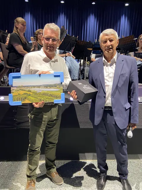 Der amtierende Nijlener Bürgermeister Leo Verelst (links) nahm von seinem Güssinger Amtskollegen Vinzenz Knor ein Gastgeschenk entgegen. | Foto: Stadtgemeinde Güssing