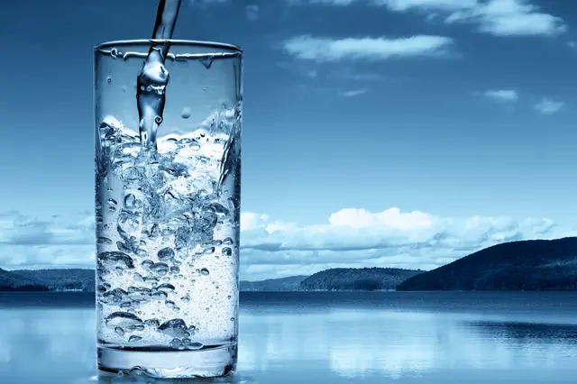 Leitungs- oder Mineralwasser, ungesüßte Kräuter- und Früchtetees sowie stark verdünnte Fruchtsäfte sind ideale Durstlöscher.  | Foto: eduardkraft/panthermedia