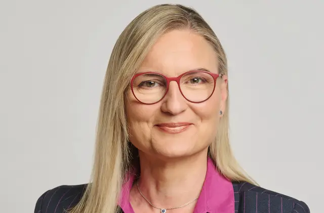 Claudia Hauschildt-Buschberger aus Seewalchen ist Grüne Abgeordnete im Bundesrat. | Foto: Parlamentsdirektion/​Johannes Zinner 
