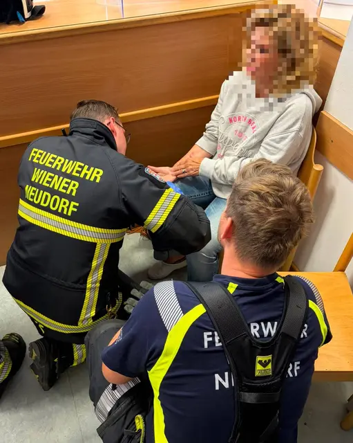 Eine Dame suchte aufgrund eines stark angeschwollenen Ringfingers die Polizeiinspektion Wiener Neudorf auf, die Feuerwehr kam zur Hilfe. | Foto: FF Wiener Neudorf