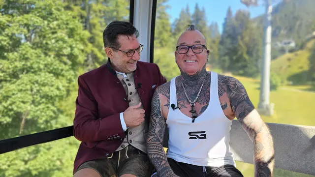 Foto: Valentina Fritsche: Der Montafoner „Gas-Monkey“ und Körperkunst-Liebhaber Markus Loretz überrascht Andreas Seeburger mit einem ganz besonderen Tattoo in der Fernsehgondel.