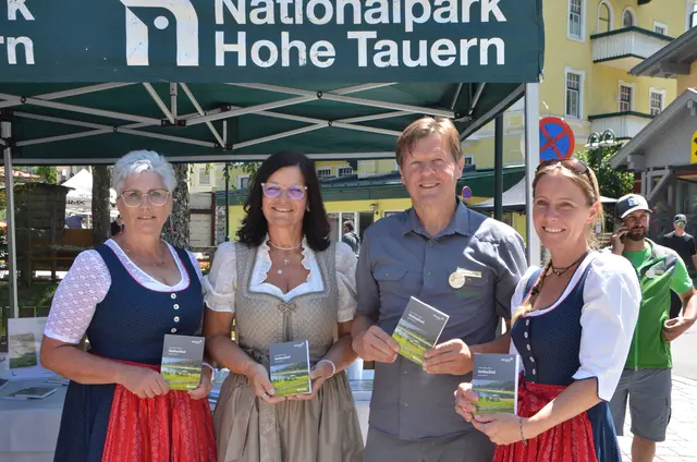 V.l.: Maria Wohlgemuth (Alpenverein Sektion Mallnitz), Marika Lagger-Pöllinger, Nationalparkreferentin, Johann Keuschnig, Nationalpark-Direktorin Stellvertreter und Munja Treichel-Supersberger (Autorin des neuen Naturführers Seebachtal) | Foto: Schober OKN
