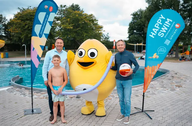 Große Begeisterung bei den „Happy-Swim-Schwimmtagen mit Ugotchi“ in Pregarten: Landeshauptmann-Stellvertreter Manfred Haimbuchner (l.) und Franz Schiefermair, Präsident der Sportunion OÖ, besuchten die jungen Schwimmer vor Ort. 

  | Foto: Rüdiger Haslinger