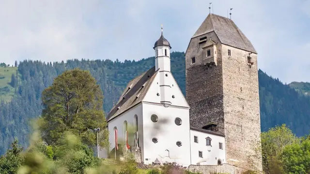 Die Burg Freundsberg thront edel über der Stadt Schwaz. | Foto: Burg Freundsberg 
