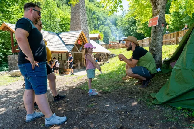 Die Naturparkvermittlerinnen und Naturparkvermittler sowie engagierte Betreuerinnen und Betreuer – wie Michael Oberbramberger – gestalteten ein abwechslungsreiches und spannendes Mitmachprogramm für die Kinder. | Foto: fotogruber & Naturpark NÖ Eisenwurzen