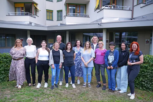 LRin Hagele mit Pflegeleiterinnen Nicole Oberhammer (links) und Anna Reindl (2. von links), Geschäftsleiter Mischa Todeschini (hinten links) und einer Pflegefachassistenz-Klasse des AZW in Hall in Tirol | Foto: Land Tirol/Schallhart
