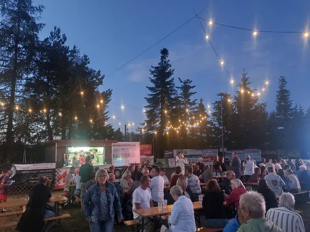 160 Besucher genossen einen stimmungsvollen Sommerabend mit der Weinviertler "Band Solid &amp; Gold". | Foto: Markus Kahrer