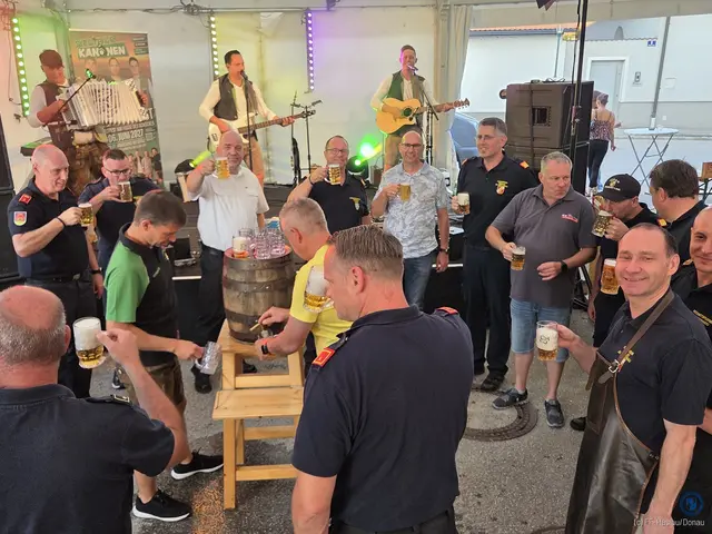 O'zapft is: Das Bier fand viele Abnehmer. | Foto: FF Haslau/Donau