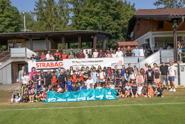 Bgm. Juliana Günther (3vl) freut sich mit Sport– und Freizeitreferent gGR Gerwald Schattleitner (re), Kulturreferentin gGR Daniela Sommer (4vr), GR Jürgen Ebner (2vr), Organisatorin Claudia Amsüss (3vr) und den Kindern über die erlebnisreiche Woche | Foto: Fotoklub Kematen