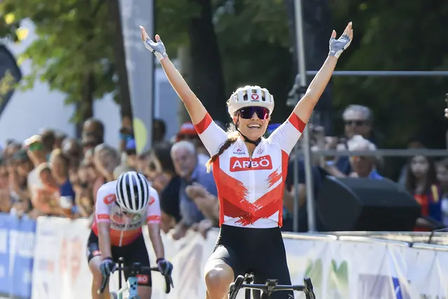 Im Zielspringt setzte sich Tabea Huys (Tirol Women Cycling) knapp gegen Lokalmatadorin Nadja Heigl (Team Cookina Graz) druch.  | Foto: GEPA Pictures