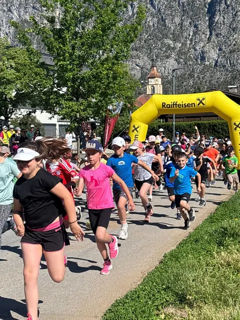 Mit großem Einsatz drehten die Schülerinnen und Schüler der Volks- und Mittelschulen Silz-Mötz beim gemeinsamen Spendenlauf ihre Runden für den guten Zweck. | Foto: Volksschule Silz