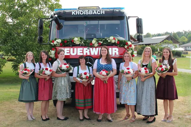 Ein herzlicher Dank galt den Fahrzeugpatinnen Julia Felsleitner, Theresa Hofer, Corina Maurer, Sabrina Milchrahm, Nicole Milchrahm, Michaela Oswald, Katrin Salmhofer und Verena Zehrfuchs, die das neue Einsatzfahrzeug auf seinem Weg begleiteten. | Foto: FF Kroisbach