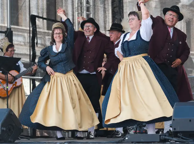 Beim Umzug durch die historische Altstadt sorgten die Wachauer Festtagstracht mit den Goldhauben für bewundernde Blicke.  | Foto: Chor und Volkstanzgruppe Krems