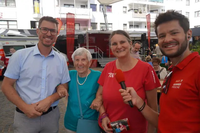 Bgm. Christian Härting mit Herta Brenner (92), die live im Radio Tirol über ihre 12 Hohe-Munde-Besteigungen berichtet, Seniorenbetreuerin Cornelia Larcher und Radio Tirol-Moderator David Steiner. | Foto: Georg Larcher
