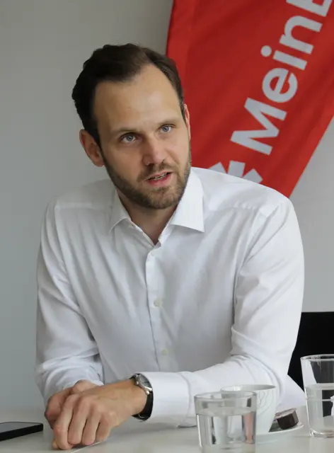 Neos Oberösterreich-Landessprecher Felix Eypeltauer: "Der FPÖ geht es niemals um Lösungen – sie ist einfach nur eine populistische Partei, die Menschen emotional abholt, aber keine Lösungen hat. Was können wir dagegen machen? Lösungen liefern und für die Bevölkerung spürbar machen."  | Foto: MeinBezirk/Ingo Till
