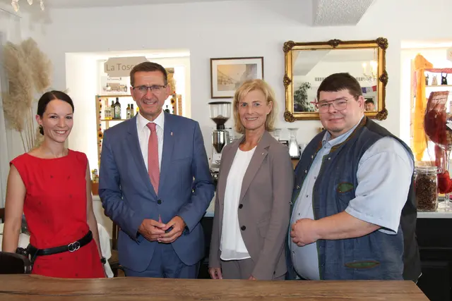 "illi &amp; der Bär": Marietheres Weixlbaumer mit Landesrat Markus Achleitner, WKO-Bezirksobfrau Doris Staudinger und Stadtrat Michael Feldmann (v.li.) | Foto: MeinBezirk/Staudinger