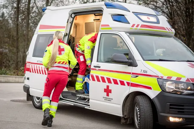 Die Verletzte wurde von der Rettung ins Krankenhaus gebracht. (Symbolfoto) | Foto: Bernhard Knaus