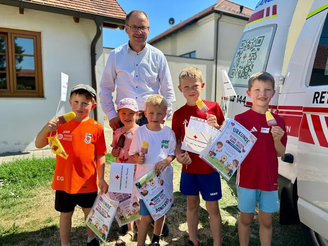 Mit Jolly und Erdbeer-Combino, frisch besorgt bei der Nah&amp;Frisch Truskawetz OG, sorgte er für die ersehnte Abkühlung. | Foto: Markus Kahrer