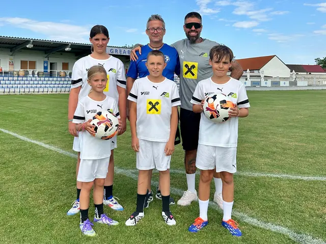 Vorne: Sophia (Austria Wien), Oscar (FC Sion/Schweiz), Matthias (U10 SV St. Margarethen) und hinten: Lea (U12 SV St. Margarethen), Nachwuchleiter Markus Ginda und Trainer und Campleiter Alex-Fabiano Frank | Foto: zVg/Kathrin Miehl