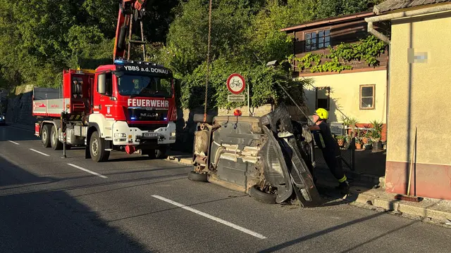 Auf der B25 in Ybbs überschlug sich ein Pkw und blieb auf dem Dach liegen. Eine Person wurde verletzt. | Foto: DOKU-NÖ