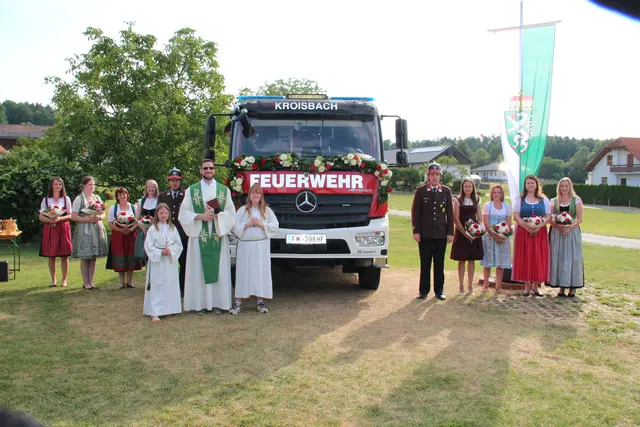 Den feierlichen Auftakt bildete der Festgottesdienst mit Fahrzeugsegnung, den Vikar Patrick Schützenhofer spendete. | Foto: FF Kroisbach