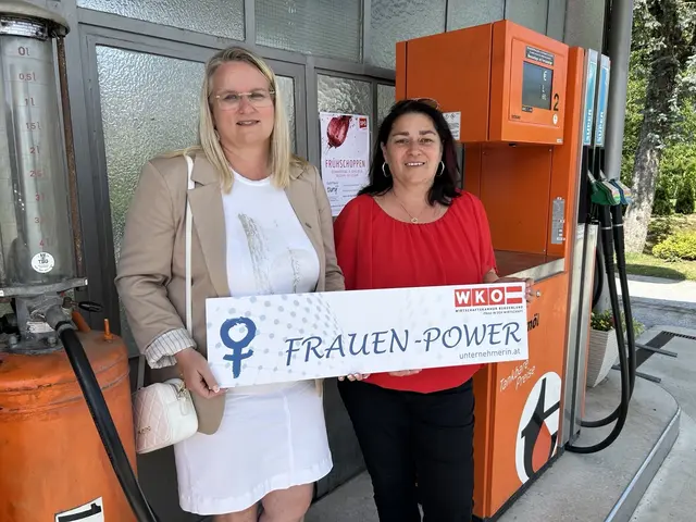 30-Jahre-Jubiläum: Tankstellenbetreiberin Petra Lang (rechts) mit Monika Rodler von "Frau in der Wirtschaft". | Foto: WKÖ