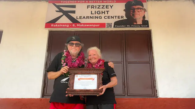 Stolz präsentieren Frzzey Greif und Christine Jarosch die Ehrenurkunde. | Foto: Frizzey Light