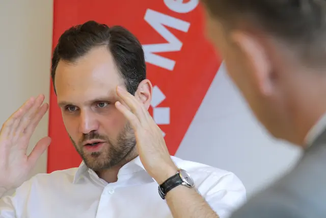 Neos Oberösterreich-Landessprecher Felix Eypeltauer: "ich als männlicher Politiker in einem Dirndl hinzustellen, hat natürlich auch die Botschaft "du kannst tragen und sein, was du willst oder was du bist." Ich halte das für einen Kernwert Oberösterreichs. Bei uns geht es ums Minteinander, um die Leistung, die man einzubringen bereit ist, um das Engagement und immer auch um die Würde, die jede und jeder einfach in sich hat, egal was sie oder er leisten kann." | Foto: MeinBezirk/Ingo Till