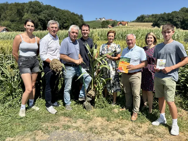 Gemeinsam informierten sich Vertreter des Steirischen Vulkanlandes, der Landwirtschaftskammer und der Politik über die Praxiserfahrungen am Betrieb Kaufmann. | Foto: MeinBezirk/Gerda Sammer-Schmidt