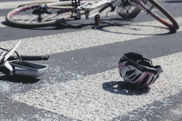 Der unbekannte E-Scooter-Lenker verließ die Unfallstelle noch vor dem Eintreffen der Polizei.  | Foto: smarterpix