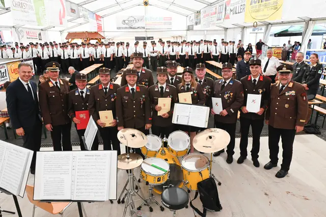 Beim ersten Bereichsfeuerwehrtag 2026 in Wohlsdorf wurden unter Beisein der Ehrengäste auch zahlreiche Feuerwehrmitglieder geehrt. | Foto: FF Wohlsdorf