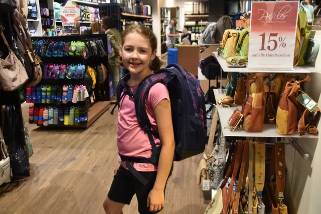 Lena mit ihrem neuen Rucksack | Foto: MeinBezirk/Michael Strini