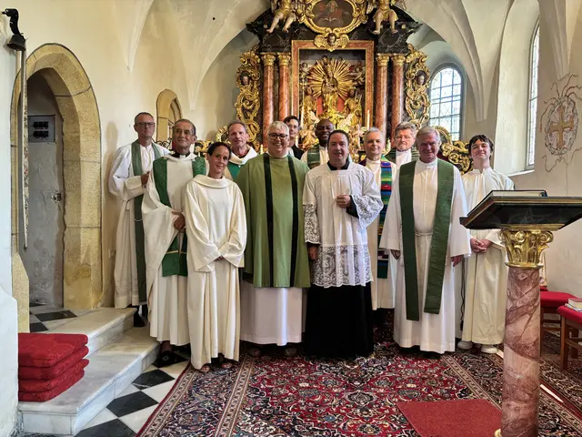 Der neue Wortgottesdienstleiter Otto Markus Hoffmann (vorne 3.v.l.) umringt von Priestern, Akolythin und Lektor. | Foto: MeinBezirk