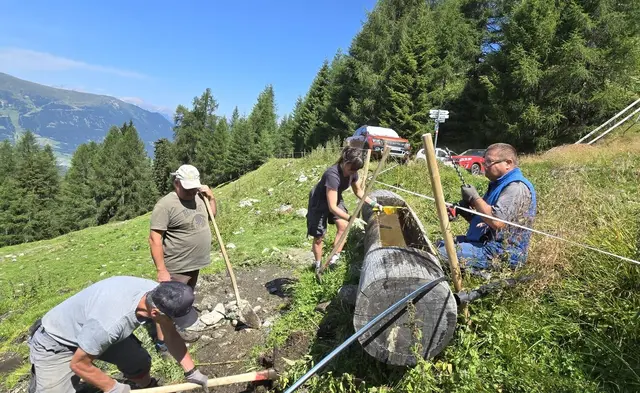 Bei den Grabarbeiten für eine neue Wasserleitung leisteten die freiwilligen Helferinnen und Helfer auf der Fendler Alm einen wichtigen Beitrag zur langfristigen Sicherung der Wasserversorgung. | Foto: Daniel Eberhart