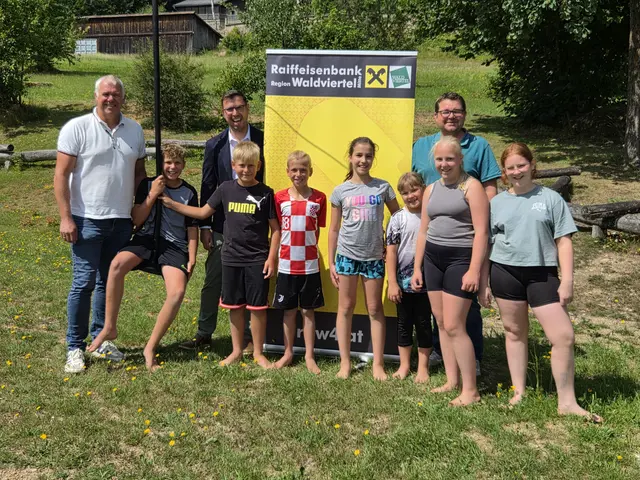 1. Reihe: Bürgermeister Roland Zimmer, Oliver Dörfler, Martin Hackl, Lorenz Dörfler, Magdalena Auer, Linda Hackl, Sofia Freistetter, Isabella Bauer; 2. Reihe: Bankstellenverbandsleiter Markus Dörfler, Vizebürgermeister Wolfgang Kornberger. | Foto: Marktgemeinde Bad Traunstein