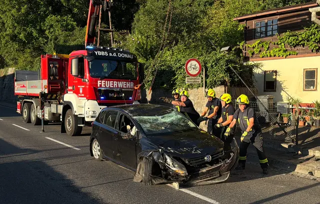 Nach einem Überschlag auf der B25 musste die Feuerwehr Ybbs zur Fahrzeugbergung ausrücken. | Foto: DOKU-NÖ