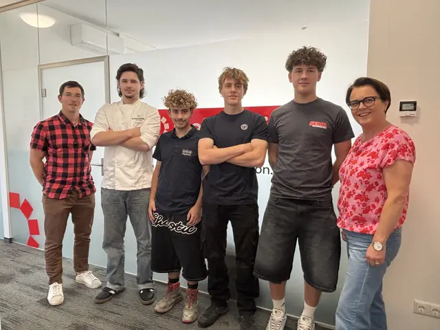 In der MeinBezirk Salzkammergut-Redaktion (v.l.): Redakteur Philipp Gratzer, Markus Huber, Jonas Stögmüller, Felix Bündgen, Luca Bammer und Redaktionsleiterin Kerstin Müller.