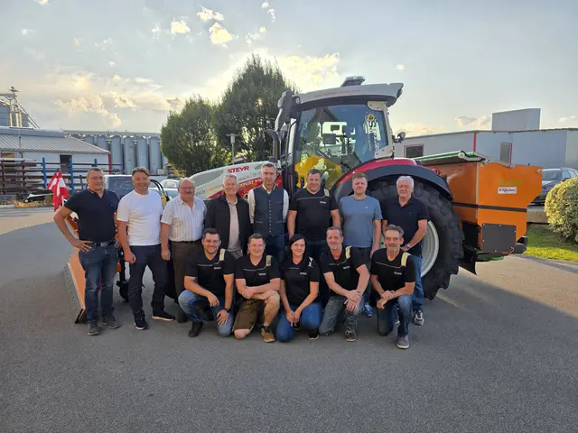Bei der Traktor-Übergabe: Die Bauhofmitarbeiter Thomas Hargassner, Ferdinand Wölflingseder, Elke Thallinger, Michael Burgstaller und Georg Reisinger (erste Reihe, v. l. n. r.), Johannes Spindler Verkauf – Frma Tiefenthaler, die Bürgermeister Georg Gattringer, Franz Bernroitner, Erich Priewasser, Manfred Feichtinger, Bauhofleiter Andreas Kronberger sowie Tiefenthaler-Geschäftsführer Roman Tiefenthaler und Seniorchef Ferdinand Tiefenthaler (2. Reihe v. l. n. r.). | Foto: DLZ-4-Sonnen